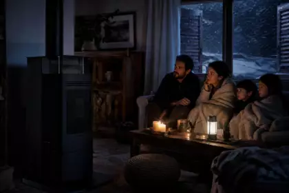 Poêle à granulés et panne de courant : ce qui se passe vraiment dans votre salon à 19 heures un soir de tempête