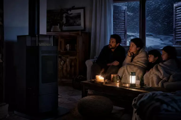 Poêle à granulés et panne de courant : ce qui se passe vraiment dans votre salon à 19 heures un soir de tempête