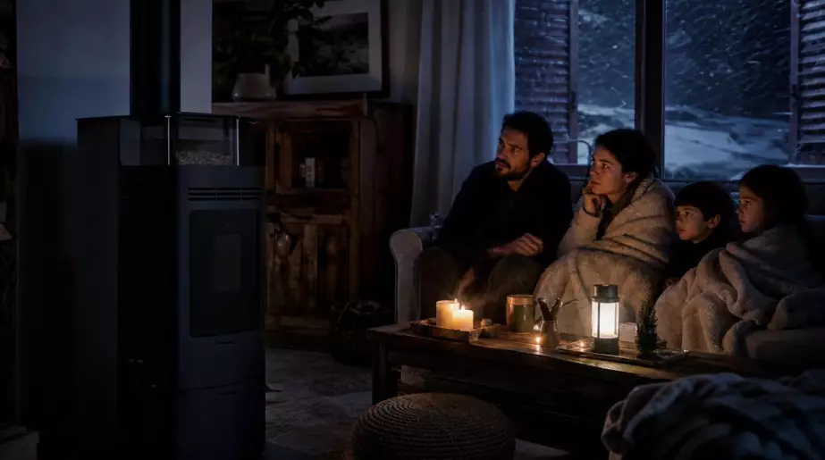Poêle à granulés et panne de courant : ce qui se passe vraiment dans votre salon à 19 heures un soir de tempête