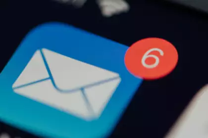 Politesse par mail : pourquoi « Madame, Monsieur » n’est plus la formule idéale, et ce qu’il vaut mieux écrire aujourd’hui