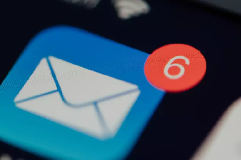 Politesse par mail : pourquoi « Madame, Monsieur » n’est plus la formule idéale, et ce qu’il vaut mieux écrire aujourd’hui
