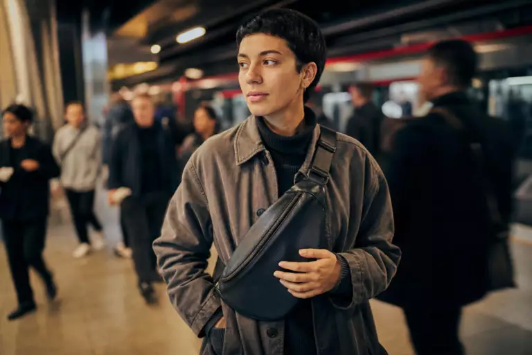 Porter son sac contre le buste libère les mains : ce geste quotidien peut aussi marquer ses limites