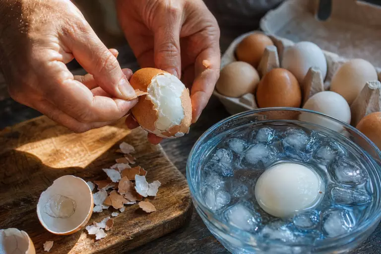 Pourquoi certains œufs durs sont impossibles à écaler : ce n’est pas la cuisson, mais leur âge