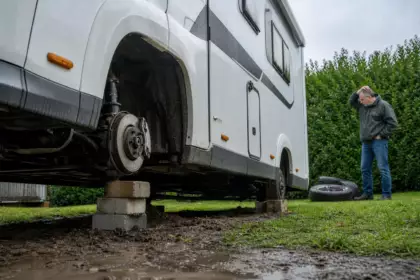 Pourquoi il ne faut jamais retirer les roues de son camping-car pour le caler sur des plots dans son jardin