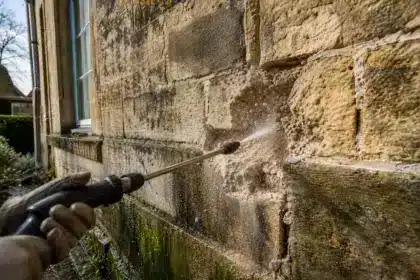Pourquoi il ne faut jamais utiliser un nettoyeur haute pression sur une façade ou des joints anciens