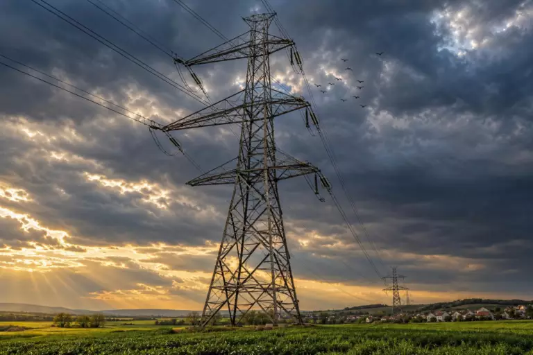 Pourquoi les pylônes électriques ont cette forme : l’histoire d’un dessin vieux de près d’un siècle