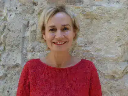 Sandrine Bonnaire se confie sur les séquelles physiques qu’elle garde de la violente agression de son ex-compagnon, qui lui avait brisé le visage
