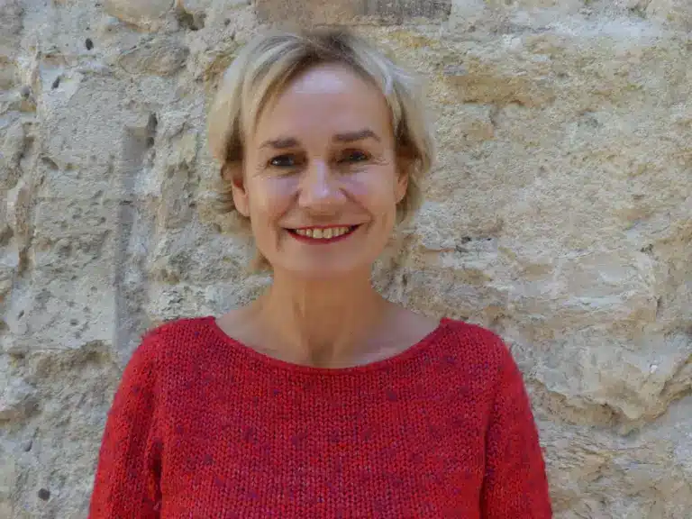 Sandrine Bonnaire se confie sur les séquelles physiques qu’elle garde de la violente agression de son ex-compagnon, qui lui avait brisé le visage