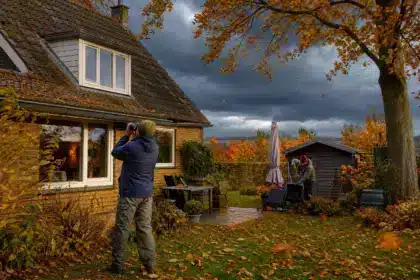 Tempêtes d’automne : les vérifications à faire sur votre toiture et votre jardin avant les premiers coups de vent
