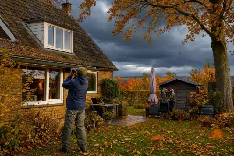 Tempêtes d’automne : les vérifications à faire sur votre toiture et votre jardin avant les premiers coups de vent