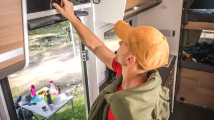Trois ans sur les routes ont suffi : deux retraités racontent comment la revente de leur ancien véhicule a fait fondre leurs factures et leur laisse enfin de la marge