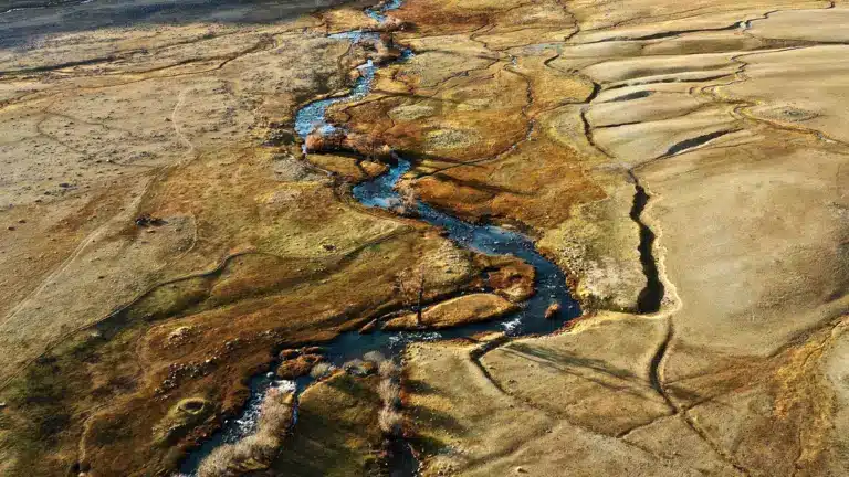 Un gisement de pétrole brut redécouvert dans les Landes pourrait couvrir 22 % des besoins français : pourtant, le projet reste bloqué depuis six mois
