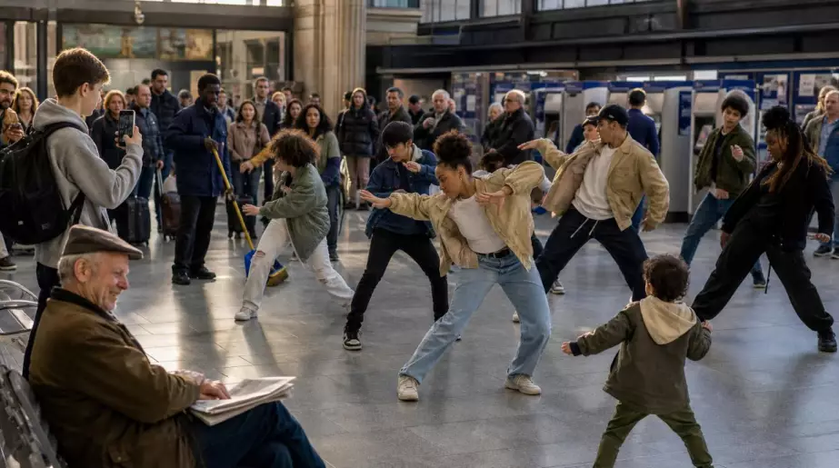 Un groupe de danseurs se produit dans un lieu inattendu et crée un phénomène viral : « Une histoire difficile à croire »