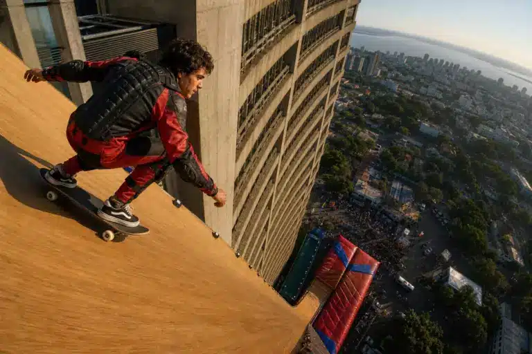 Un skateur dévale une rampe de 60 mètres installée sur un gratte-ciel et pulvérise des records du monde