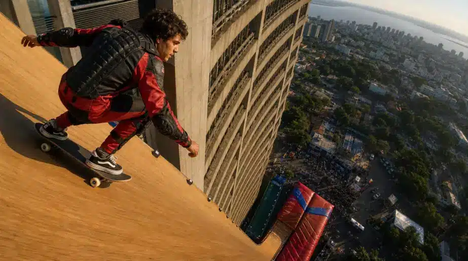 Un skateur dévale une rampe de 60 mètres installée sur un gratte-ciel et pulvérise des records du monde