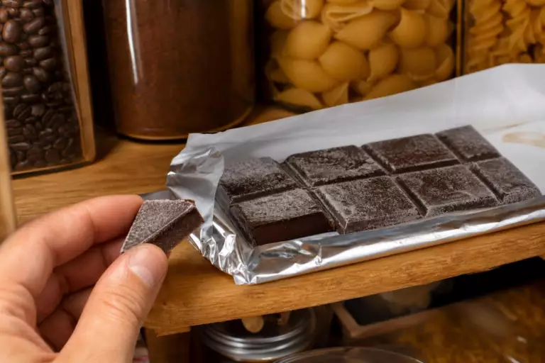 Une tablette de chocolat devenue blanche dans le placard : est-elle encore bonne à manger ?