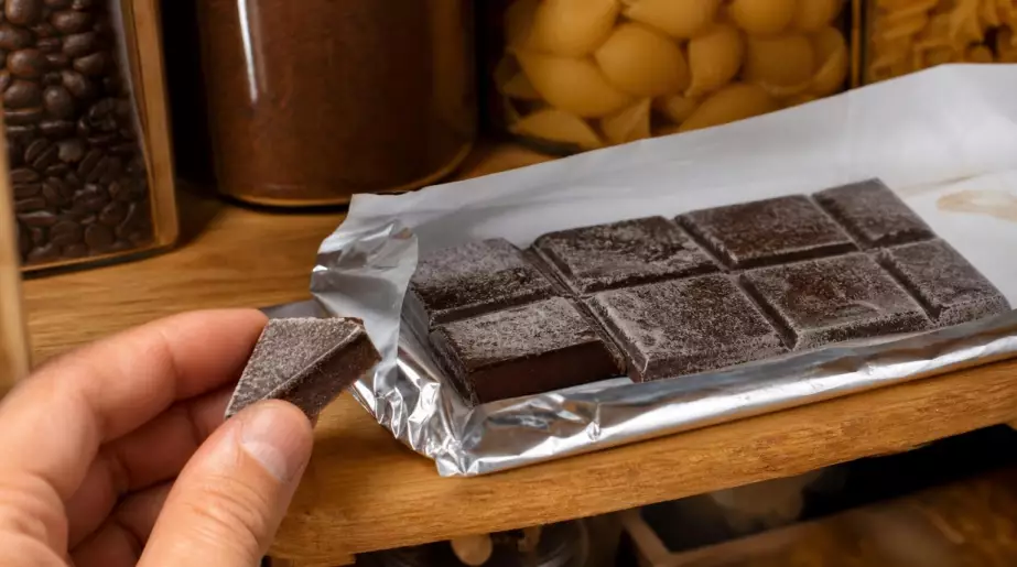 Une tablette de chocolat devenue blanche dans le placard : est-elle encore bonne à manger ?