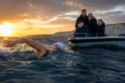« Vas-y ma championne » : elle va nager les 34 km de la Manche pour son oncle Charles Biétry, atteint de la maladie de Charcot