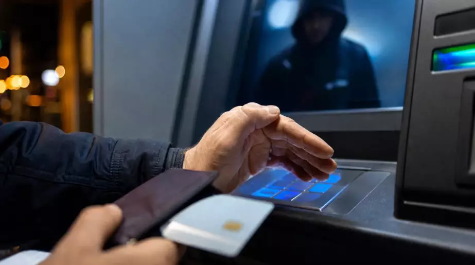 Votre code de carte à quatre chiffres mérite trente secondes d’attention : certaines suites ouvrent trop facilement la voie aux fraudeurs